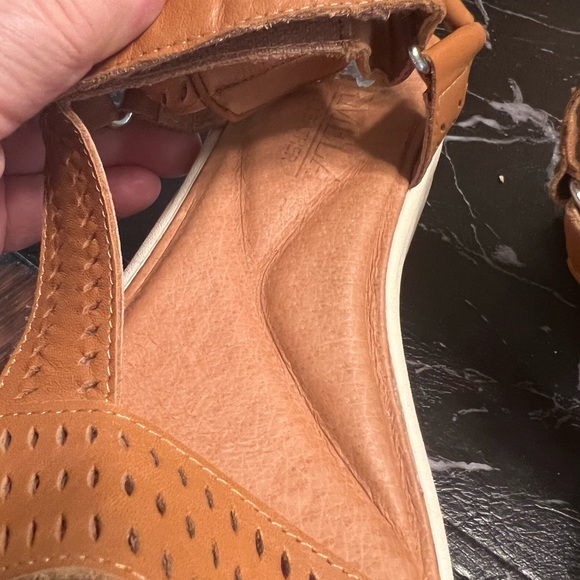 NWOT. Comfy comfy sandals with a wedge heel - Picture 5 of 5